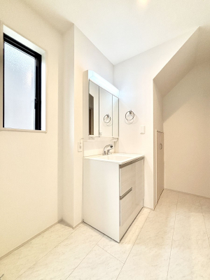 ʑEʏ@邢ʏ͖̐gxxyłႢłB