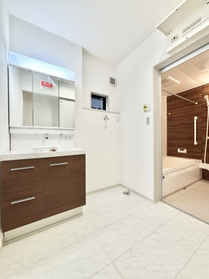 ̑@Ă̂ŎC̑ꏊłC\s܂B̐gxxCǂI