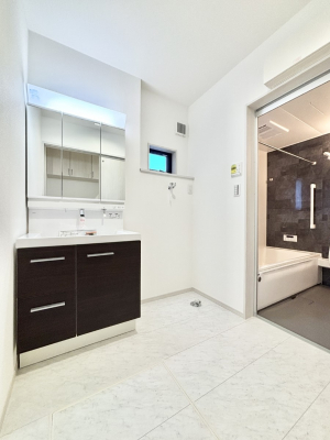 ̑@Ă̂ŎC̑ꏊłC\s܂B̐gxxCǂI