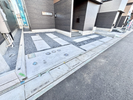 @2\I}Ȃql̒ԂɁB܂AƑ̎]ԃXy[XƂĂ劈B