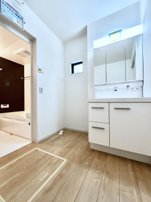 ���̑��@���ʏ��͂�Ƃ�̂���X�y�[�X�ŁA�g�x�x�������̃X�L���P�A���S�ɗ]�T�������Ăł������ł��B  