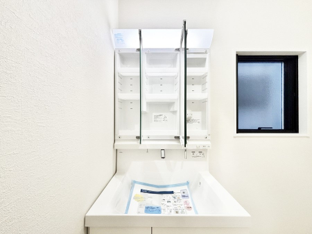 ���ʑ�E���ʏ��@�O�ʋ��̗��ɁA���ϕi��q���p�i�Ȃǂ����[�\�B���ʑ����������ƕۂ��܂��I  