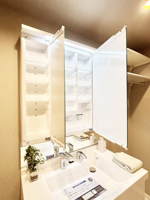 ���̑����ρ@�O�ʋ��̗��ɁA���ϕi��q���p�i�Ȃǂ����[�\�B���ʑ����������ƕۂ��܂��I