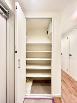 ���̑����ρ@�����Ղ���[�ł���V���[�Y�{�b�N�X�ŉƑ��S���̌C���A���ւ�������B  