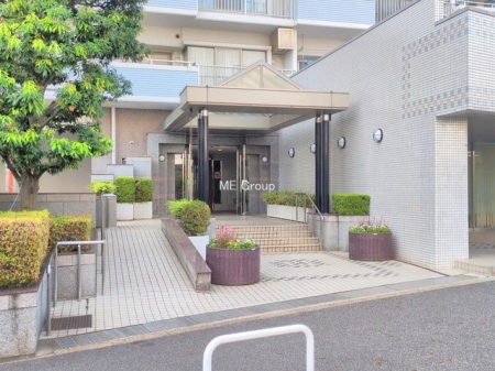 �G���g�����X�@�O�� �Y��ȃG���g�����X�́A���Z�҂�D�����}������Ă���܂�  