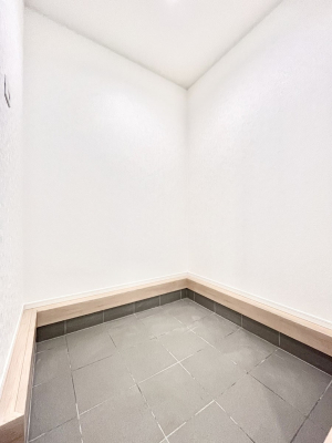 ���[�@�V���[�Y�C���N���[�N�t���I�J���x�r�[�J�[���u���܂��B 