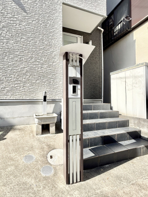 ���̑��@�\�D�E�C���^�[�z���E�|�X�g���ЂƂɏW��B�G���g�����X�ɂȂ��ރV���v���f�U�C���B