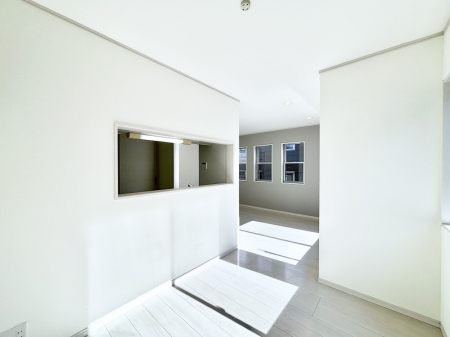 ���r���O�@���邢�z���������A�����̕��͋C�ɖ�������郊�r���O�E�_�C�j���O�B 