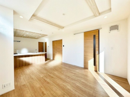 ���r���O�@�܏�V��͗��̓I�ȉ��s��������̂ŁA�V�䂪�L�������ĊJ���I�ȋ�Ԃ����o�ł��܂��B  