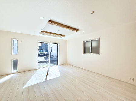 ���r���O�@�܏�V��͗��̓I�ȉ��s��������̂ŁA�V�䂪�L�������ĊJ���I�ȋ�Ԃ����o�ł��܂��B  