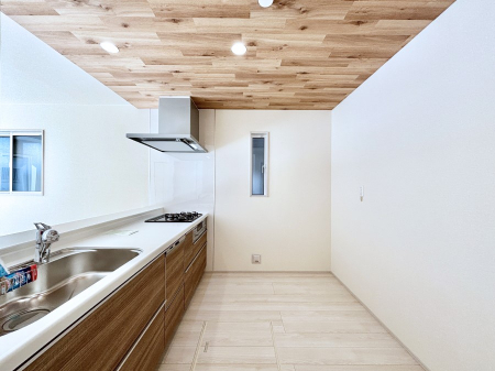 �L�b�`���@�u�₩�ȕ����ʂ蔲����L�b�`���B��������̂Ŗ��邭���C�ɂ��𗧂��܂��B