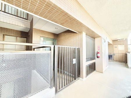 ց@փhȂOŋ؂ꂽ|[`BvCoV[ĖhƖʂSłB