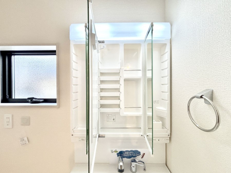 ���̑����ρ@�O�ʋ��̗��ɁA���ϕi��q���p�i�Ȃǂ����[�\�B���ʑ����������ƕۂ��܂��I