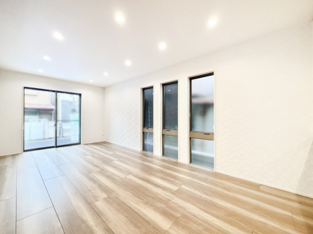 ���r���O�@�J��������L�X���r���O�͖��邢�z�������荞�މƑ��݂�Ȃ̌e���̋�Ԃł�