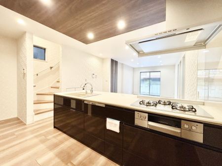 �L�b�`���@�J�E���^�[�z���ɂ��b�������Ȃ��疈���̂������������Ɗy����