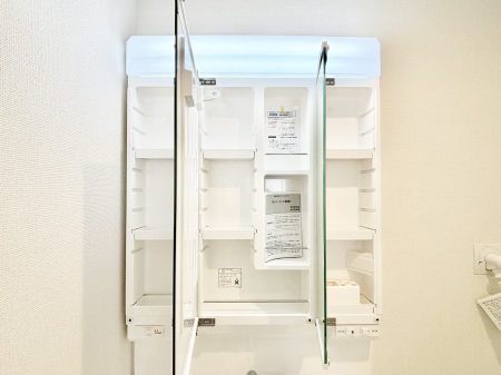 ���̑����ρ@�O�ʋ��̗��ɁA���ϕi��q���p�i�Ȃǂ����[�\�B���ʑ����������ƕۂ��܂��I