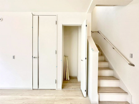 ���̑����ρ@���r���O���[�B�����Ɏ��[������ƕ����W�܂�LDK���X�b�L���Еt�������ł��ˁB  