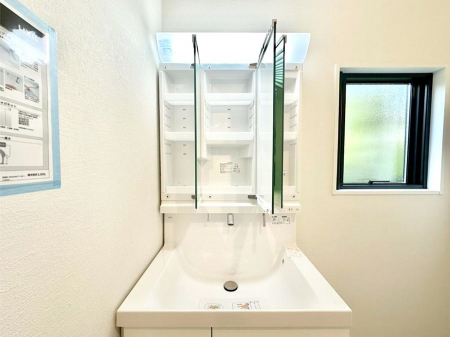 ���̑����ρ@�O�ʋ��̗��ɁA���ϕi��q���p�i�Ȃǂ����[�\�B���ʑ����������ƕۂ��܂��I