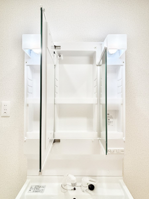 ���̑����ρ@�O�ʋ��̗��ɁA���ϕi��q���p�i�Ȃǂ����[�\�B���ʑ����������ƕۂ��܂��I