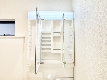 ���ʑ�E���ʏ��@�O�ʋ��̗��ɁA���ϕi��q���p�i�Ȃǂ����[�\�B���ʑ����������ƕۂ��܂��I  