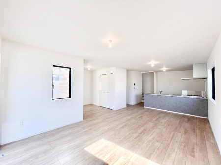 ���r���O�@���邢�z���������A�����̕��͋C�ɖ�������郊�r���O�E�_�C�j���O�B 