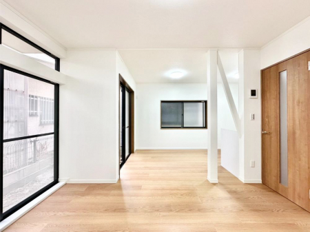 ���r���O�@�Z�ޕ��̌��������o�����A�C���e���A���l����̂��y���݂ȃ��r���O�ł��I �@