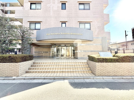 �G���g�����X�@�O�� �Y��ȃG���g�����X�́A���Z�҂�D�����}������Ă���܂�  