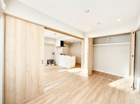 ���̑����ρ@���r���O�ɗאڂ����m���B�����˂��J������ƃ��r���O�ƌq����e���̋�Ԃɕϐg�I