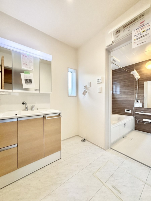 ̑@Ă̂ŎC̑ꏊłC\s܂B̐gxxCǂI