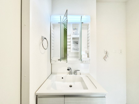 ���ʑ�E���ʏ��@�O�ʋ��̗��ɁA���ϕi��q���p�i�Ȃǂ����[�\�B���ʑ����������ƕۂ��܂��I  