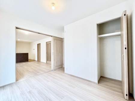 ���̑����ρ@���r���O�ɗאڂ����m���B�����˂��J������ƃ��r���O�ƌq����e���̋�Ԃɕϐg�I