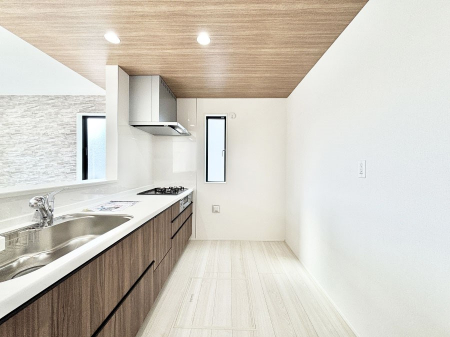 �L�b�`���@�u�₩�ȕ����ʂ蔲����L�b�`���B��������̂Ŗ��邭���C�ɂ��𗧂��܂��B