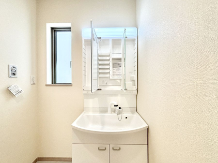 ���̑����ρ@�O�ʋ��̗��ɁA���ϕi��q���p�i�Ȃǂ����[�\�B���ʑ����������ƕۂ��܂��I