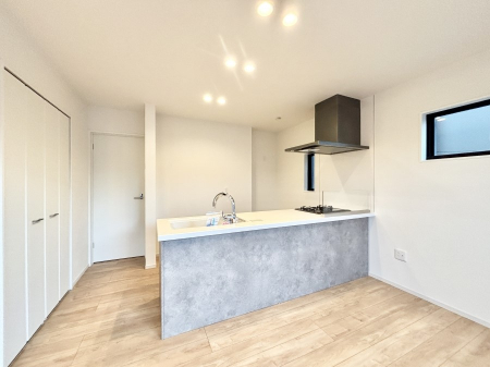 �L�b�`���@���r���O�ŗV�Ԃ��q�l�������Ȃ��炨�������ł���ΖʃL�b�`��