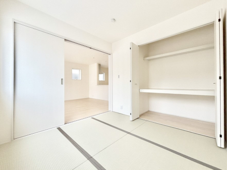 ���̑����ρ@���r���O�Ɨׂ荇���Ă���a���B�ق��ƈꑧ�ł���a�̋�Ԃ��Y�ꂸ�ɁB 