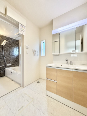 ̑@Ă̂ŎC̑ꏊłC\s܂B̐gxxCǂI