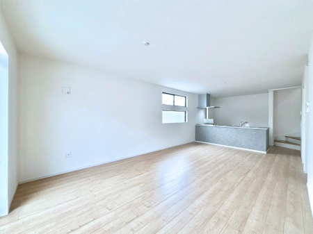 ���r���O�@���Ƒ��̓��₩�Șb�����ŕ�܂�閾�邢���r���O�B   