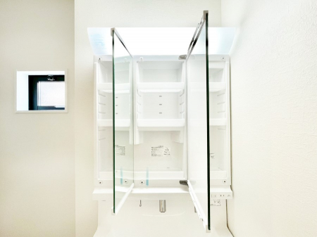 ���ʑ�E���ʏ��@�O�ʋ��̗��ɁA���ϕi��q���p�i�Ȃǂ����[�\�B���ʑ����������ƕۂ��܂��I  