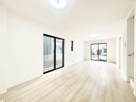 ���r���O�@�ǂ��ɂ��Ă��Ƒ��̂Ȃ������������R�~���j�P�[�V�������r���O�B 