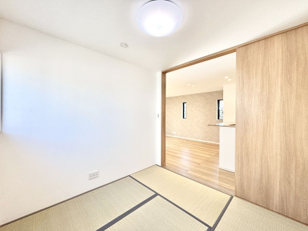 ���̑����ρ@���r���O�Ɨׂ荇���Ă���a���B�ق��ƈꑧ�ł���a�̋�Ԃ��Y�ꂸ�ɁB 