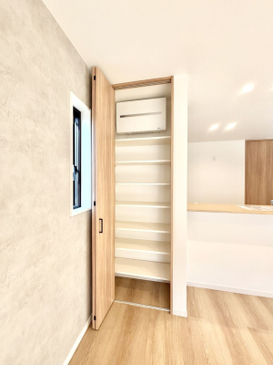 ���̑����ρ@���r���O���[�B�����Ɏ��[������ƕ����W�܂�LDK���X�b�L���Еt�������ł��ˁB  