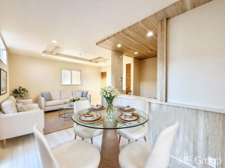 ���r���O�@�Ƒ��̘a�₩�ȉ�b���������Ă������B�J�����̂��郊�r���O�ł��B���Ƌ��CG�ł�  