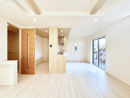 ���r���O�@�܏�V��͗��̓I�ȉ��s��������̂ŁA�V�䂪�L�������ĊJ���I�ȋ�Ԃ����o�ł��܂��B  