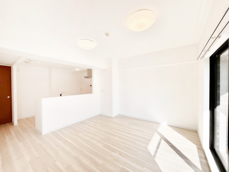 ���r���O�@���R������荞�܂�A�Ƒ��c���̏ꏊ�𖾂邭���o