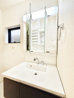 ���ʑ�E���ʏ��@�O�ʋ��̗��ɁA���ϕi��q���p�i�Ȃǂ����[�\�B���ʑ����������ƕۂ��܂��I  