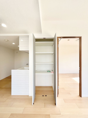 ���̑����ρ@���r���O���[�B�����Ɏ��[������ƕ����W�܂�LDK���X�b�L���Еt�������ł��ˁB  