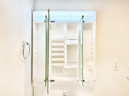 ���ʑ�E���ʏ��@�O�ʋ��̗��ɁA���ϕi��q���p�i�Ȃǂ����[�\�B���ʑ����������ƕۂ��܂��I  