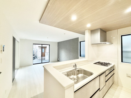 �L�b�`���@���r���O�ŗV�Ԃ��q�l�������Ȃ��炨�������ł���ΖʃL�b�`���B  