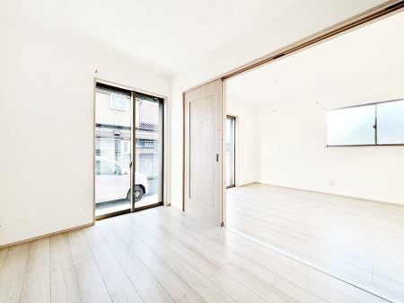 ���̑����ρ@���r���O�ɗאڂ����m���B�����˂��J������ƃ��r���O�ƌq����e���̋�Ԃɕϐg�I