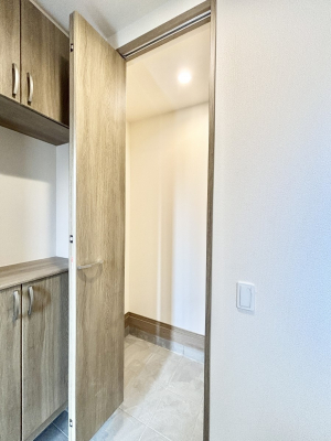 ���[�@�V���[�Y�C���N���[�[�b�g�t���I�J���x�r�[�J�[���u���܂��B 